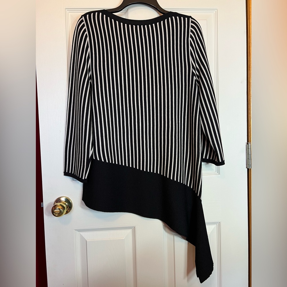 Anne Klein Sweater Black & Ivory Stripe EUC Sz M Crewneck 3/4 Slv Asymmetrical - Picture 2 of 11